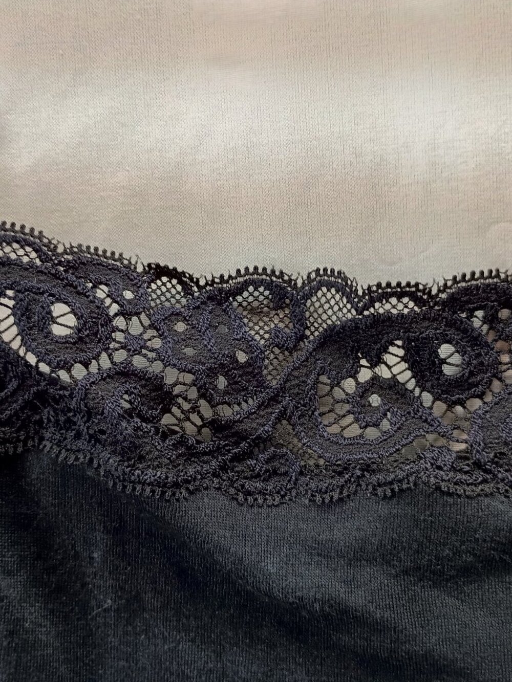 Hanro Camisole with Lace - Picture 2 of 5